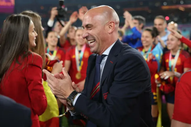 Скандал у футболі: Президент Іспанської федерації подав у відставку після поцілунку